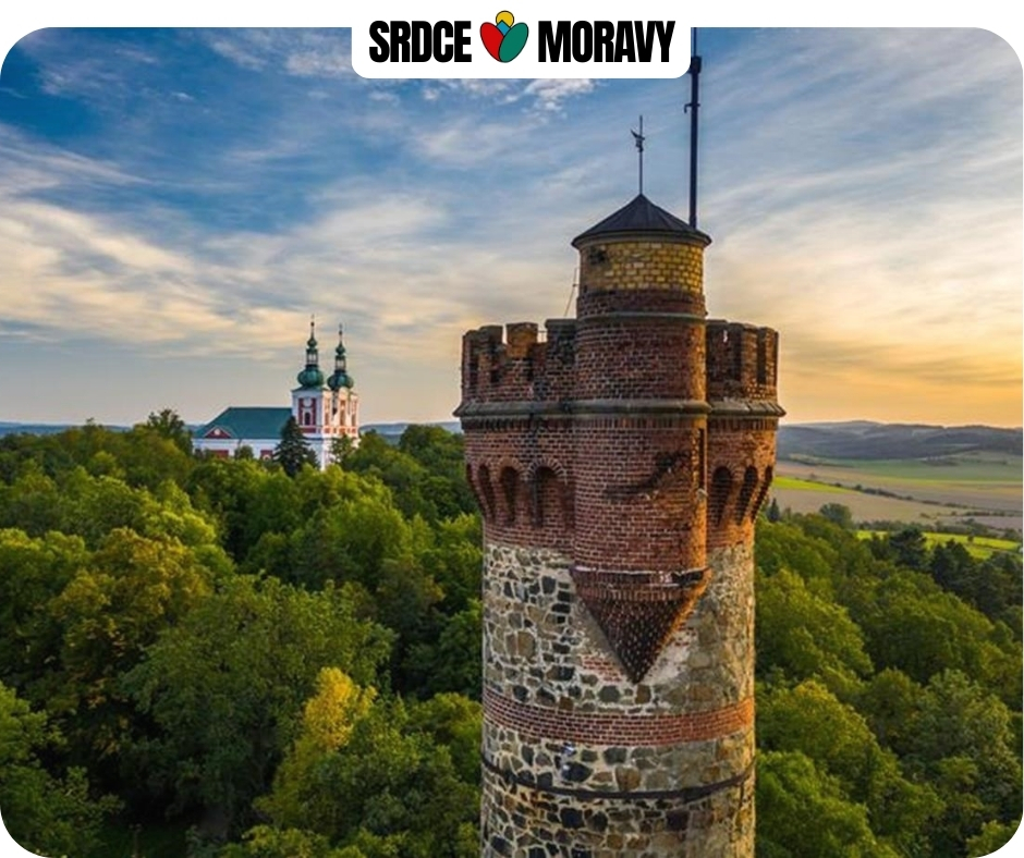 Romantická kamenná rozhledna CVILÍN střeží město Krnov už století