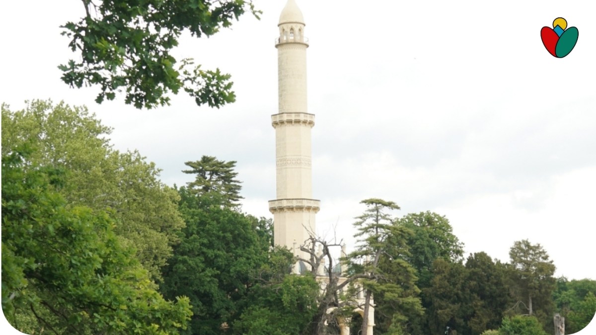 Nejstarší česká rozhledna MINARET stojí v krásném lednickém parku