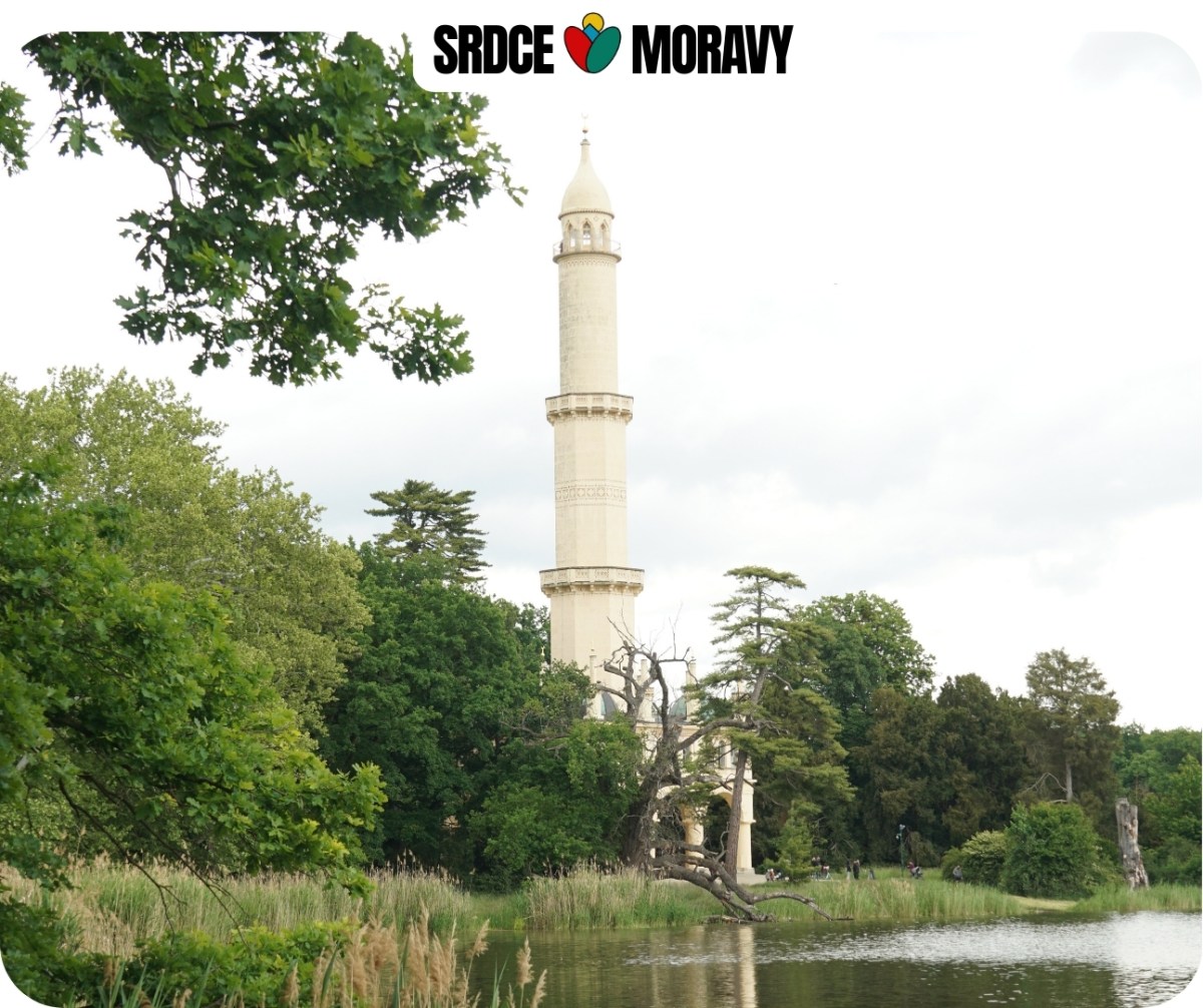 Nejstarší česká rozhledna MINARET stojí v krásném lednickém parku