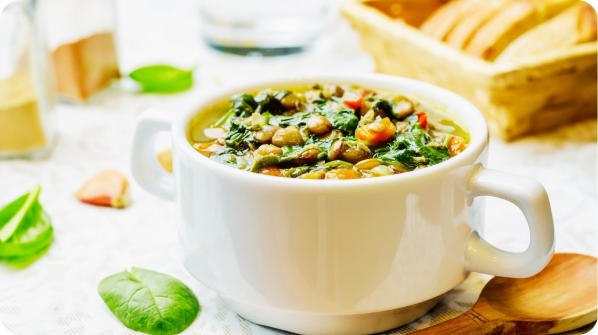 MENU na PÁTEK: Hrstková polévka, čevapčiči a hrnková bábovka